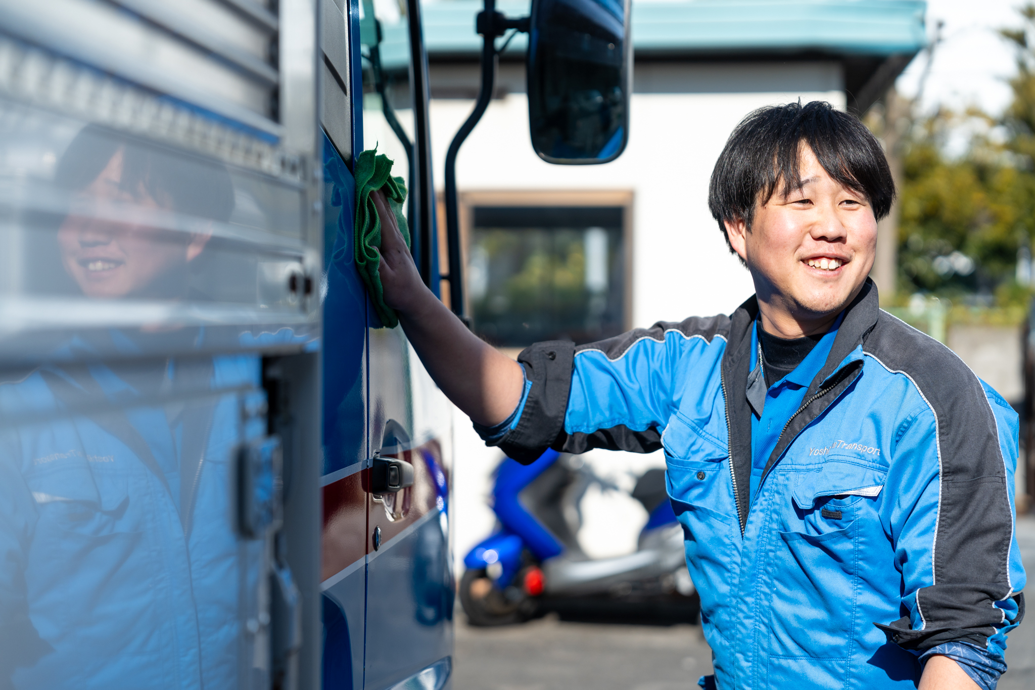 【正社員】建材の4tトラックドライバー／創業70年以上の安定企業◎／基本土日祝休・有休消化率90％★